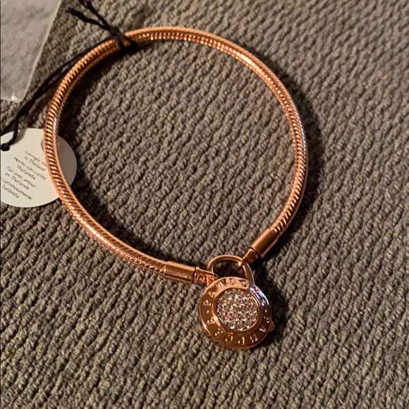 NWT Pandora Rose Gold Padlock Bracelet Size 18 NWT Pandora Rose Gold Padlock Bracelet Size 18